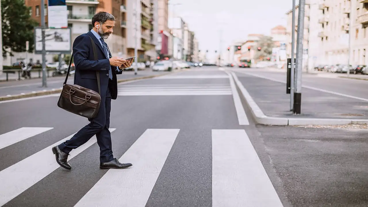 استخدام الهاتف أثناء المشي يهدد صحتك بشكل غير متوقع